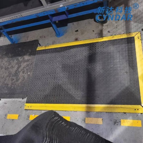 Equipment perimeter protection safety mat