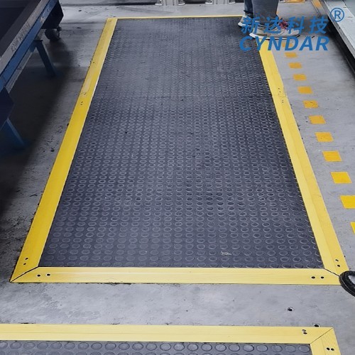 Equipment perimeter protection safety mat