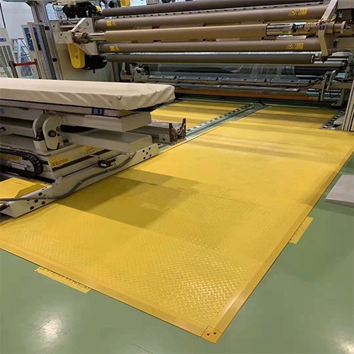 Safety mat to protect operators